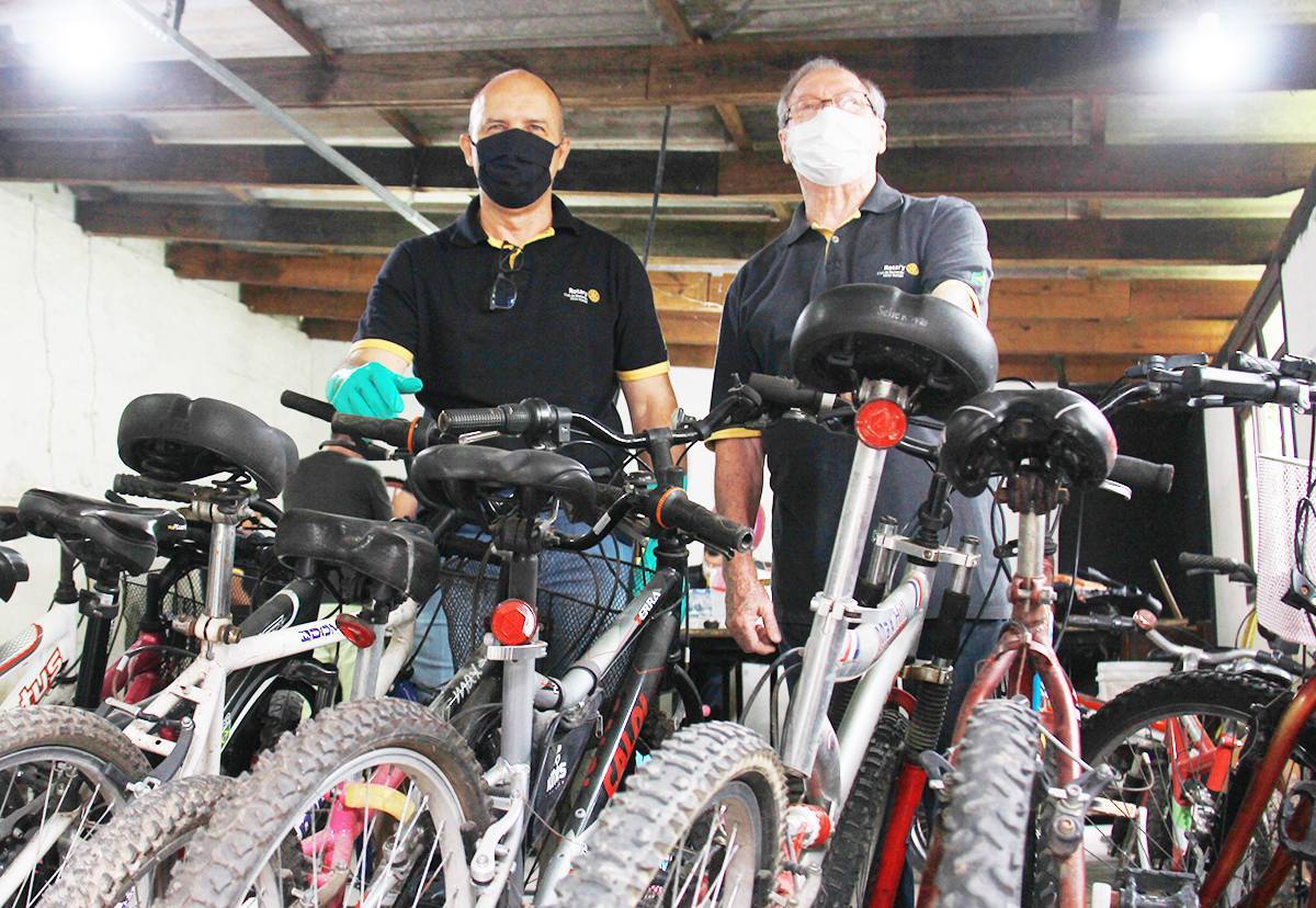 Dia 21/11 foi dia de mutirão da Ciclovia da Alegria na foto o Presidente do Rotary Club de Blumenau Victor Konder, Edson Jorge Fandaruff, e o Fundador do clube Ari Antônio Fischer. 