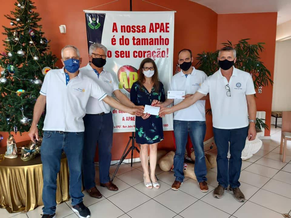 Presidente Rafael Schneider e demais companheiros entregam doação à APAE de Flores da Cunha com o lucro do evento VINO & FORMAGGIO