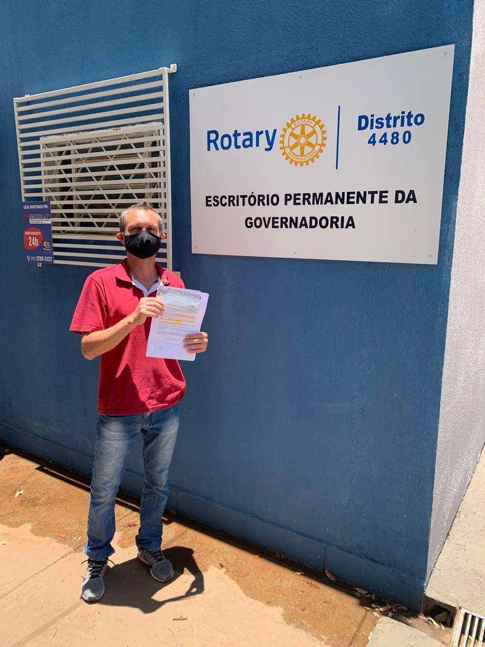 Presidente Duh com o cheque do Subsídio Distrital.
