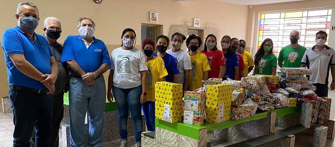 Equipe da creche A Pequena Casa de Maria recebe presentes que serão entregues a 77 crianças