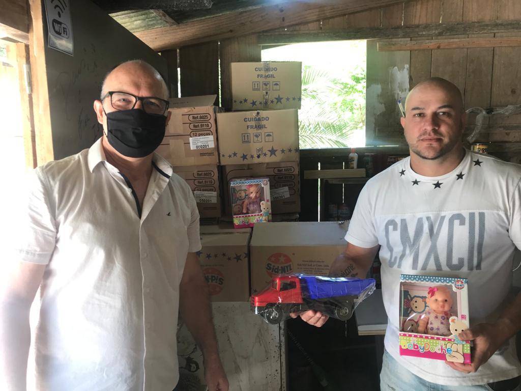 Presidente do Rotary Club de Blumenau Victor Konder, Edson Jorge Fandaruff, faz entrega de brinquedos para o Natal das crianças da ADBlu Pedro Krauss
