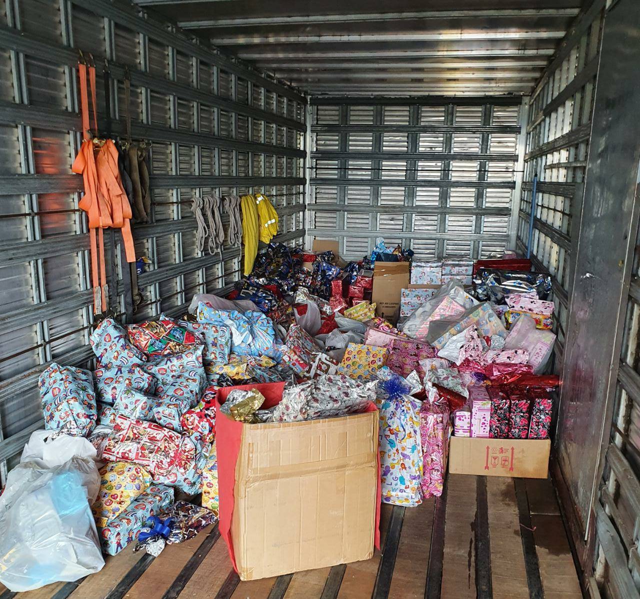 Caminhão carregado de brinquedos