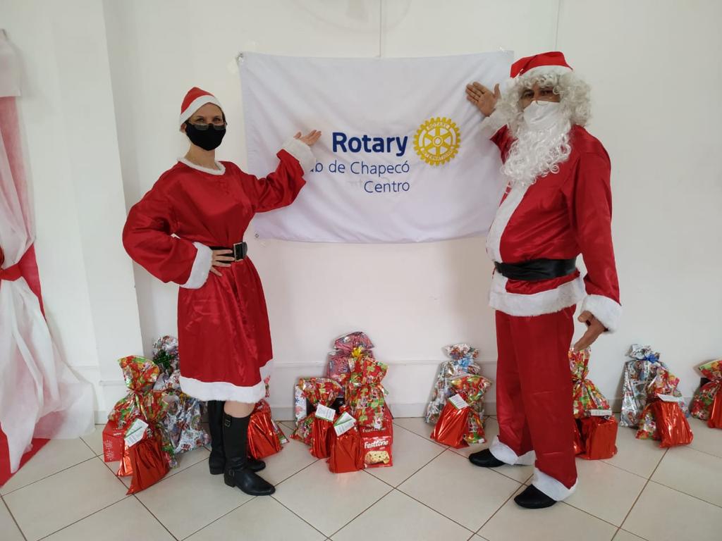 Rotary Club de Chapecó Centro realiza ação de Natal com entrega de cestas de alimentos para famílias no Distrito de Marechal Bormann