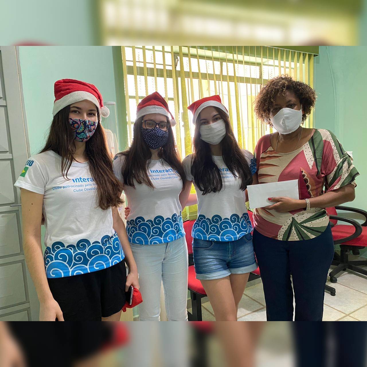 Entrega do dinheiro da venda de pizzas no asilo.