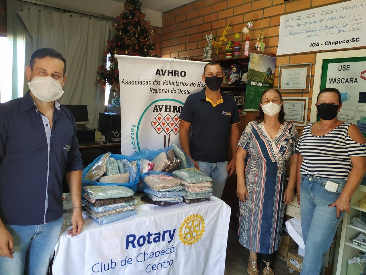 Rotary Club de Chapecó Centro realiza doação de Lençóis à Associação dos Voluntários do Hospital Regional do Oeste (AVHRO).