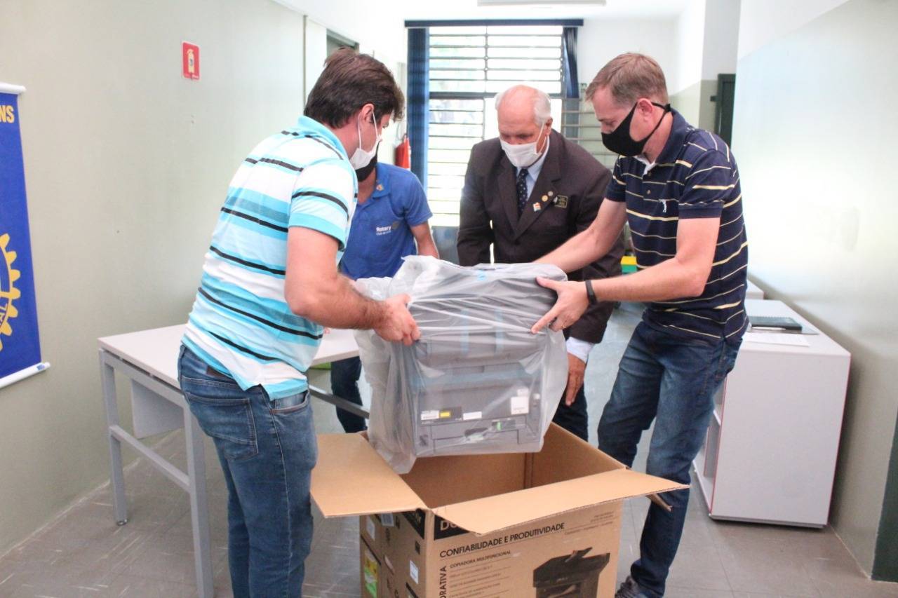 Retirando o equipamento para entrega a diretora da escola