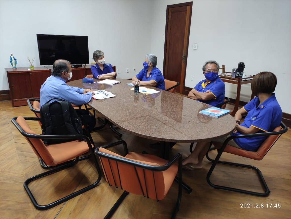 Prefeita de Caçapava na ponta da mesa, a sua esquerda Ca. Siomara, Co. Yoshida e Ca. Fátima, a direita Co. Cláudio.