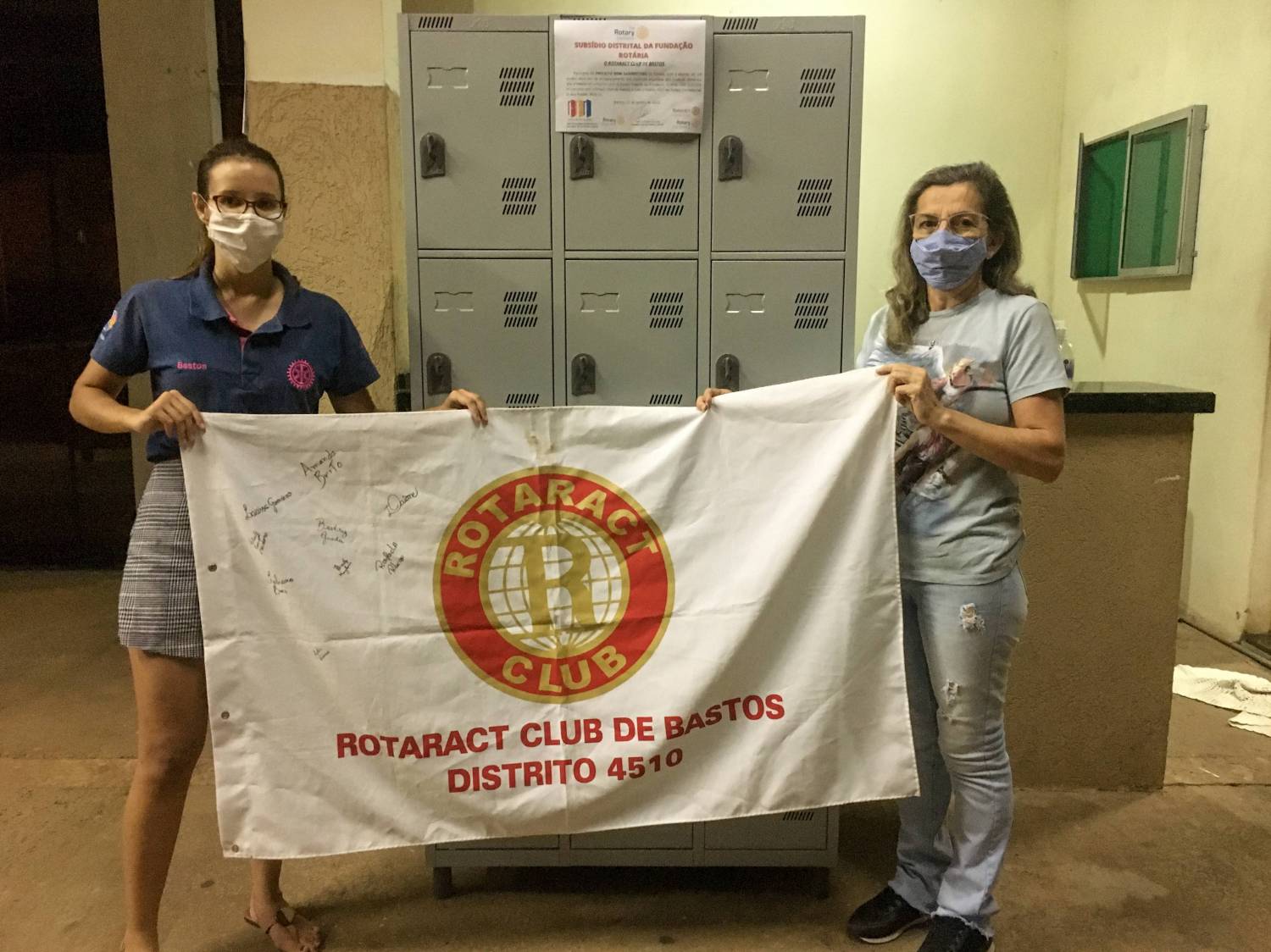 Presidente do Rotaract Club de Bastos, Camila Juliana realizando a entrega do armário para o Projeto O Bom Samaritano