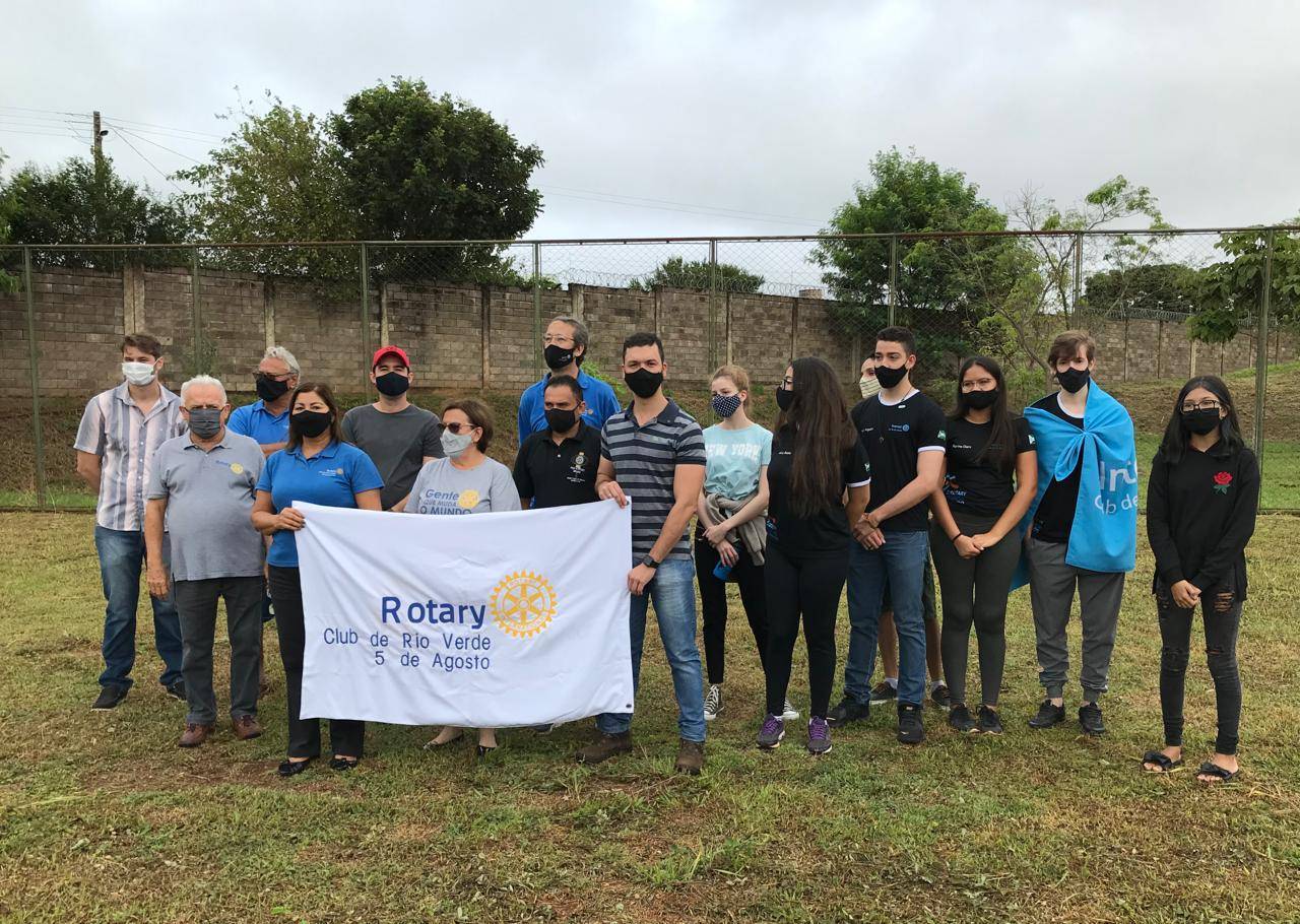 ROTARY  5 DE AGOSTO PLANTA 200 MUDAS DE ÁRVORES NO SEST SENAT