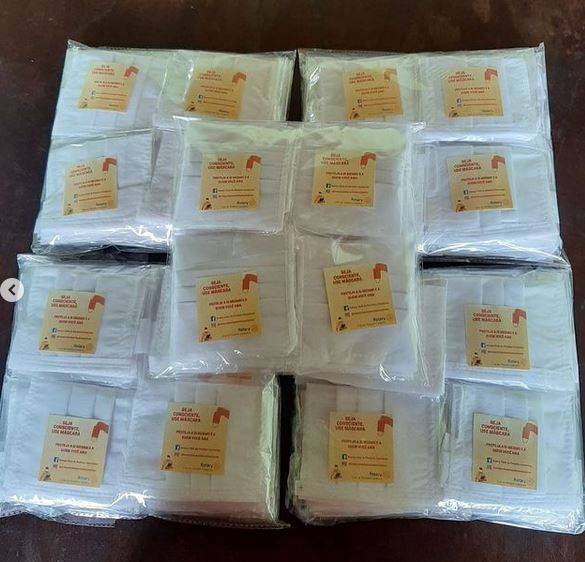 Desde maio o Rotary Club de Piedade-Cerejeiras tem se mobilizado para distribuir máscaras descartáveis à comunidade e entidades, além de conscientizar sobre a importância da sua utilização. O clube acabou de atingir a marca de 1.070 máscaras entregues, sendo direcionado ao NRDC do Bairro Miguel Russo (200), Lar São Vicente de Paulo (200), Escola Estadual Roque Celestino Pires (100), Externato Mãe da Providência (150), Asilo Casa da Esperança (150), Casa da Sopa Fraternal Andressa (150) e comércios locais para entrega a pessoas que não estiverem utilizando este importante método de prevenção (120).