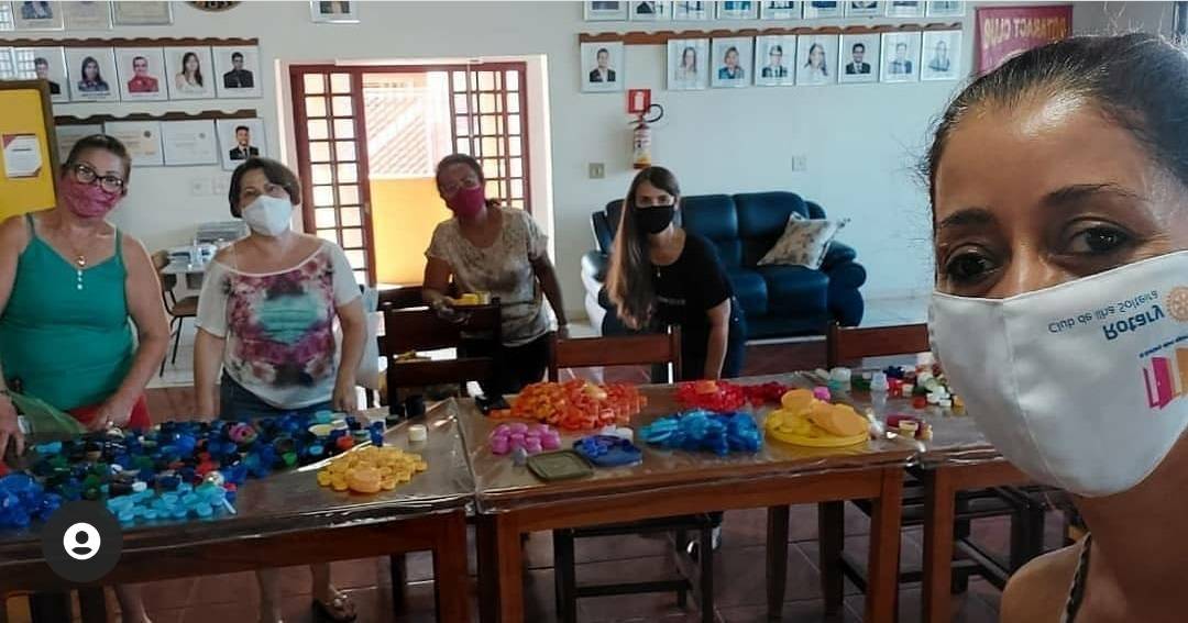 Companheiras da Casa da Amizade de Ilha Solteira separando as tampinhas plásticas.