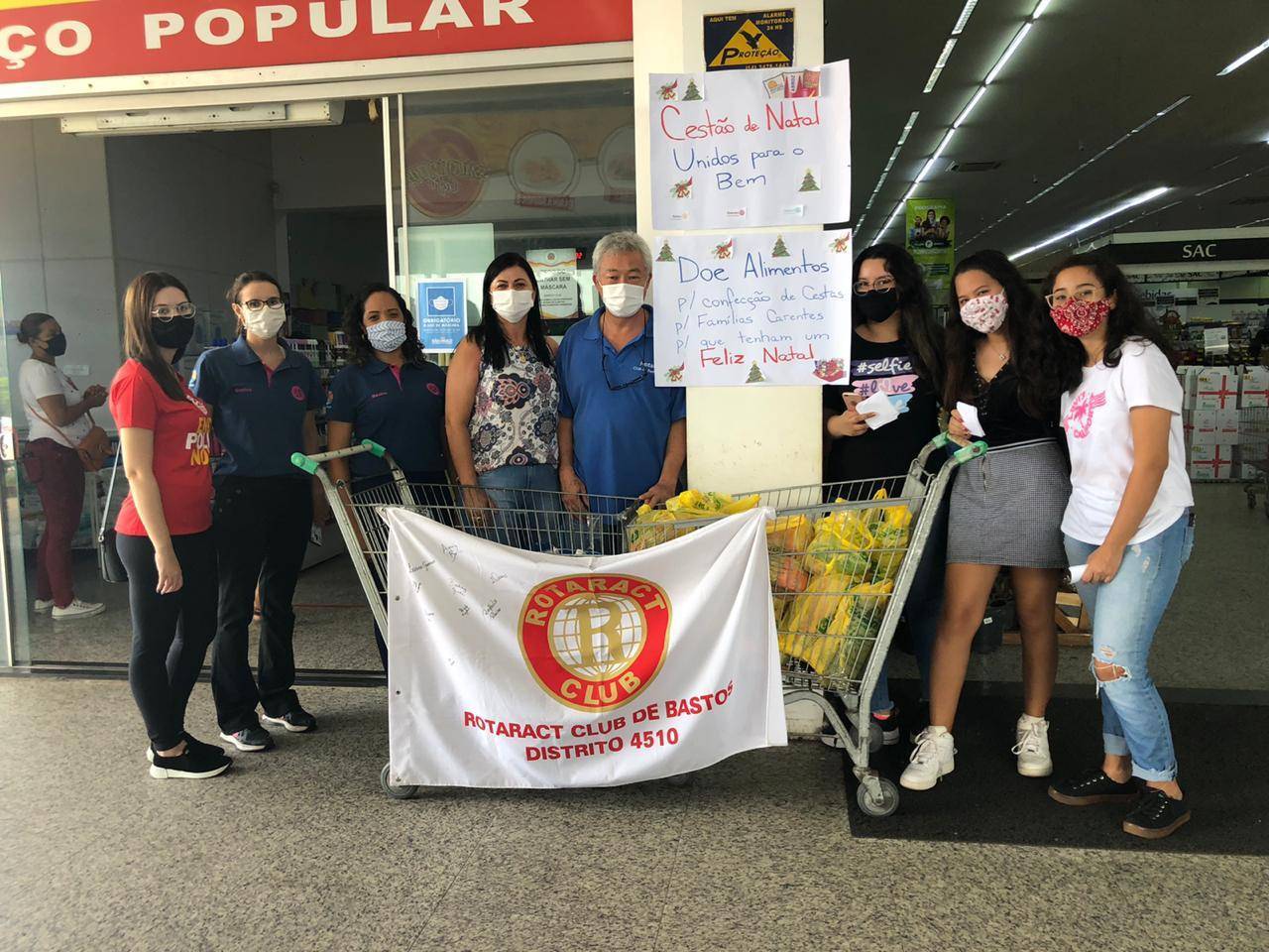 Arrecadação de alimentos feita no Kawakami Bastos, pelos membros da Família Rotária de Bastos