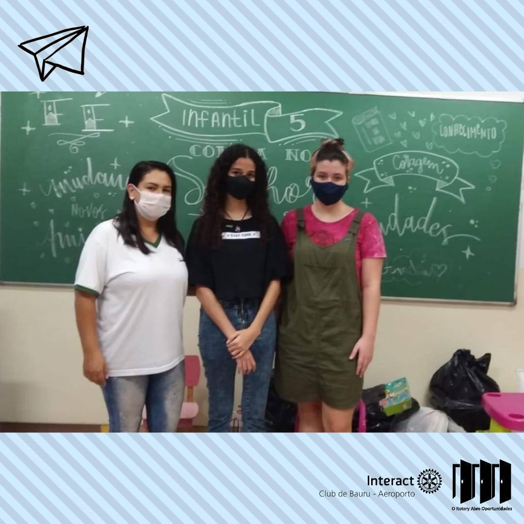 Momento da doção. A primeira mulher é uma funcionária da creche, seguida das duas associdas.