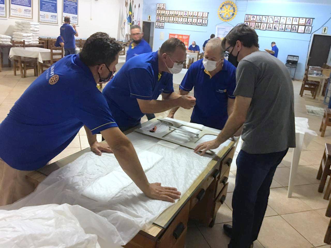 Rotary Club de Tapejara colocou a mão na massa para produzir fraldas