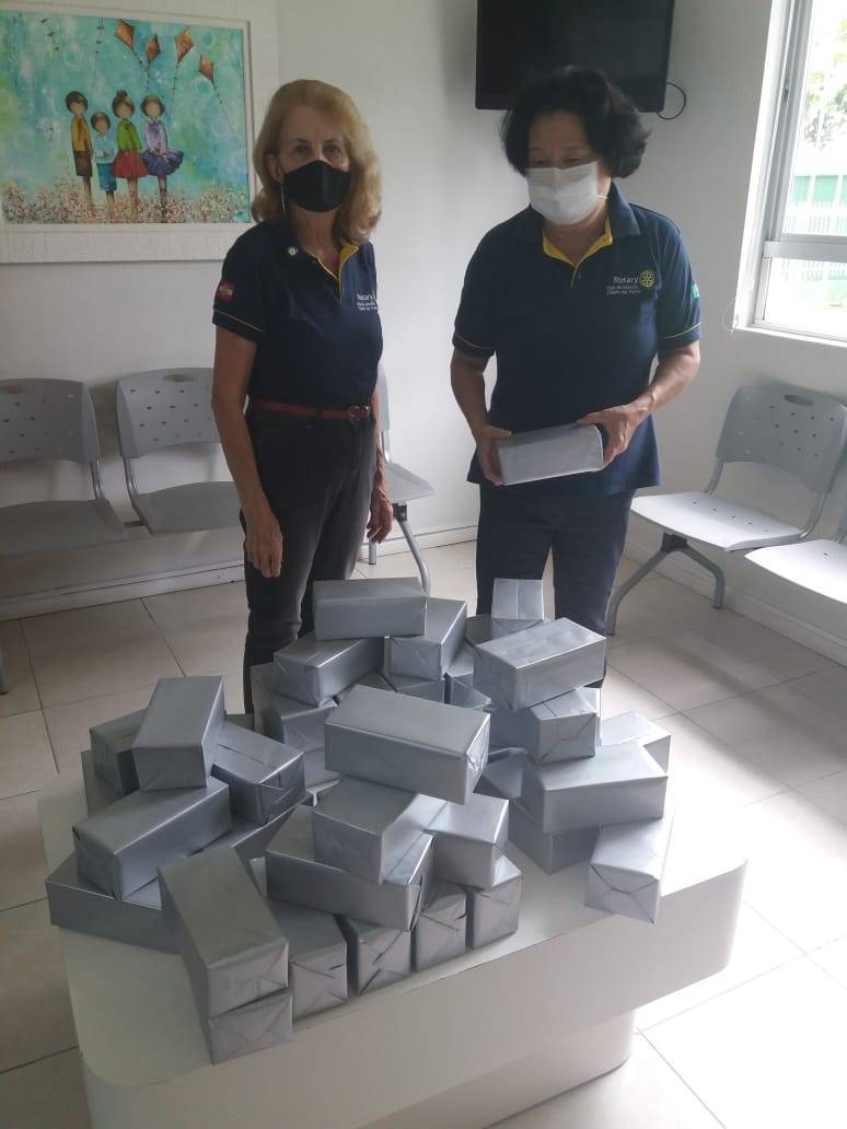 COMPANHEIRAS IRIS E LUCY FAZENDO A ENTREGA DOS BOMBONS