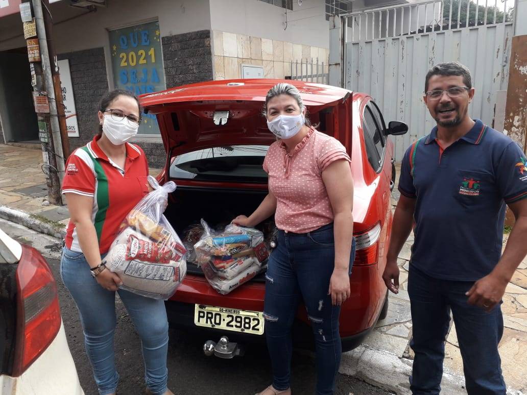 Associada Marlise do e-Club Araxá Vista do Sol entregando as Cestas básicas para a Secretaria de Ação Social.