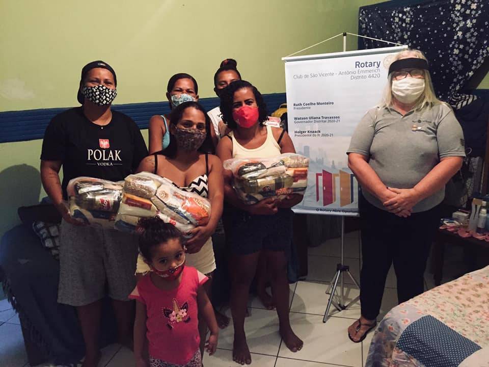 Famílias recebendo a doação de alimentos