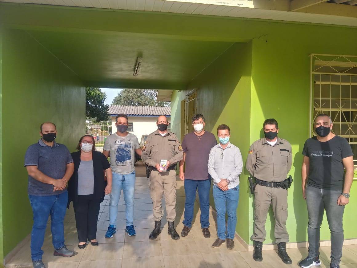 Brigada Militar recebe aparelho de celular.