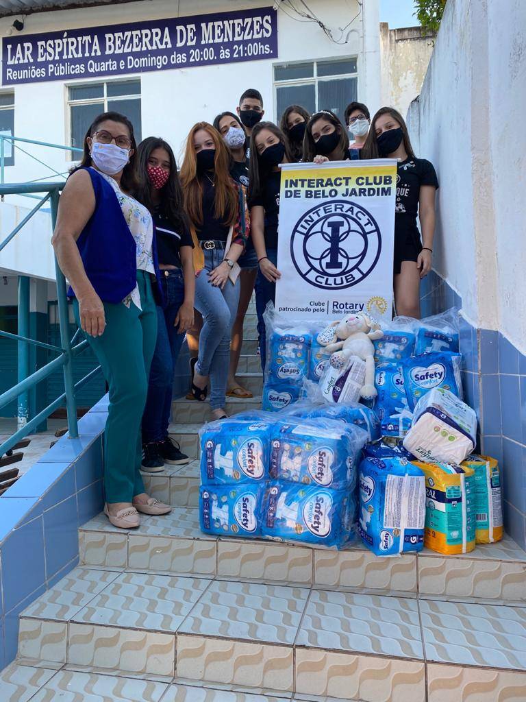 Interact entrega fraldas geriátricas ao Lar dos Idosos