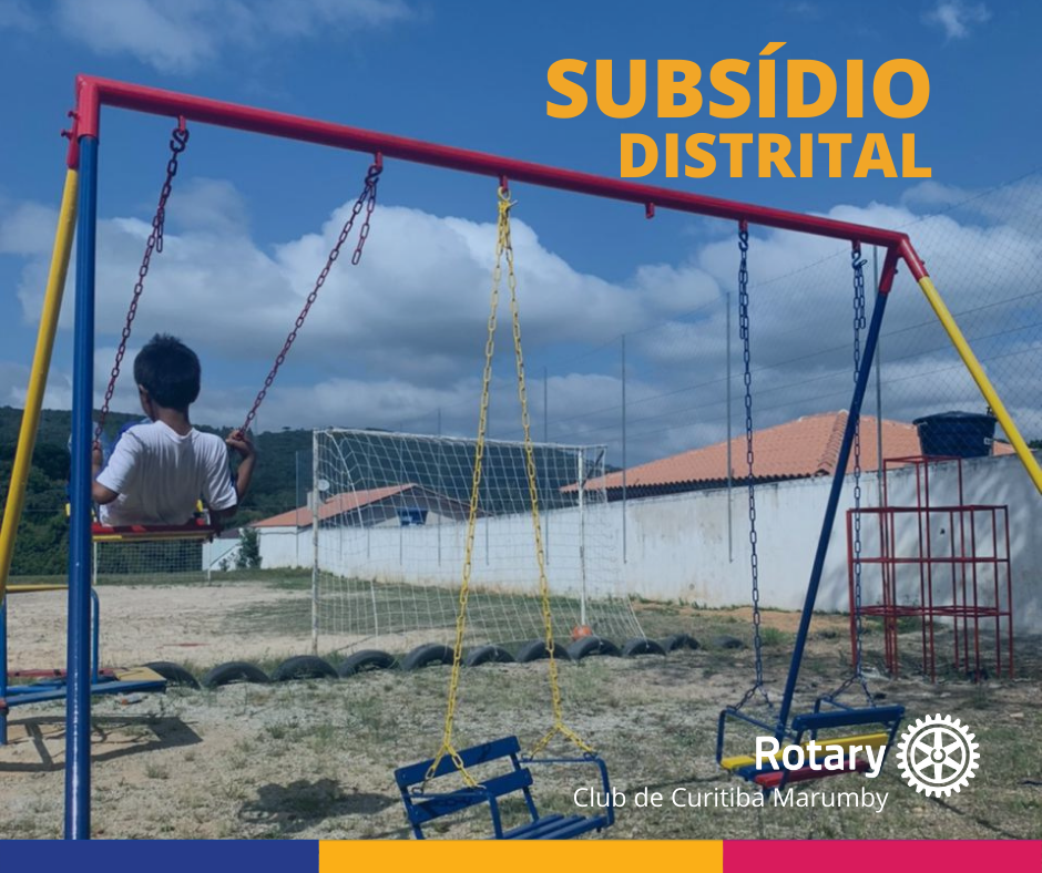 Aluno da escola utilizando o balanço revitalizado, ao fundo rede de proteção que foi instalada pelo Rotary Club de Curitiba Marumby.