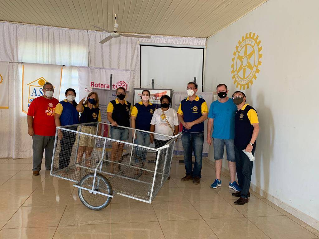 Mais uma ação de extrema importância na área social foi realizada pelo Rotary Club de Bela Vista com a doação de um carrinho  para a associação de catadores de material reciclável do município, apoiando este importante trabalho  que vai além da limpeza das ruas, calçadas e também  colabora com o meio ambiente.  O valor investido é pequeno perto da importância que ele terá,  com certeza fara a  diferença na vida de quem tem no material reciclável a fonte de renda que sustenta muitas famílias. 