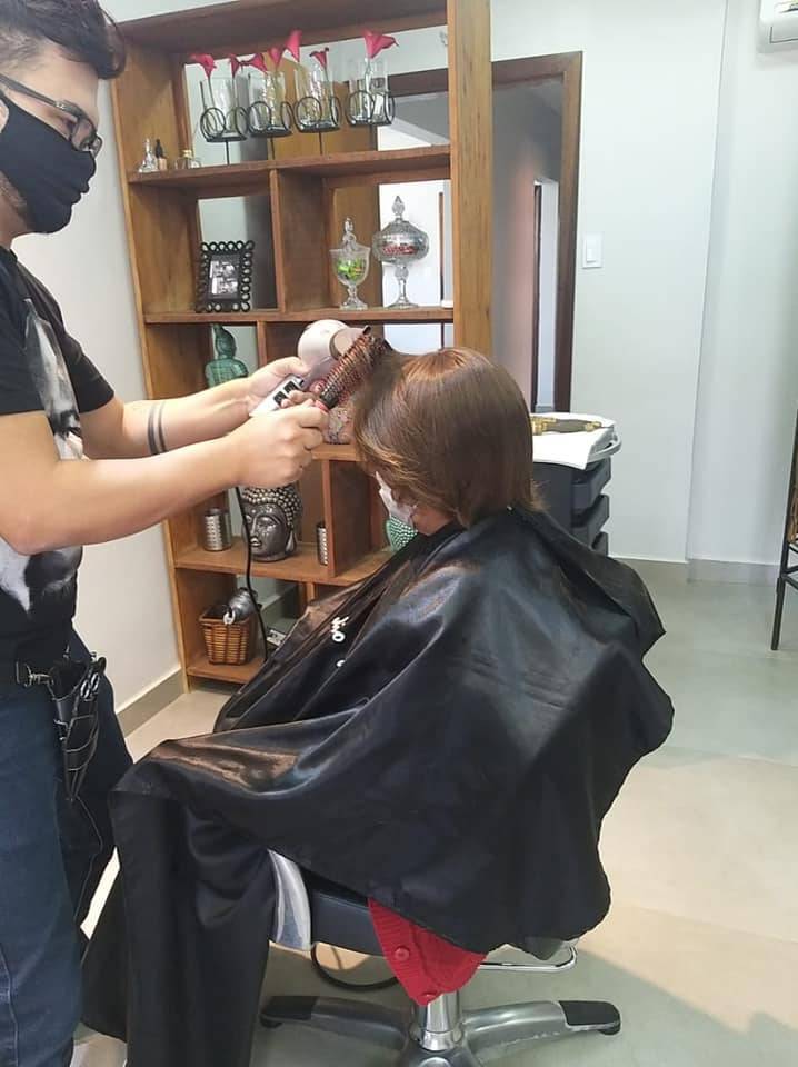 ENTREGA DE 01 PERUCA À PACIENTE EM TRATAMENTO QUIMIOTERÁPICO, ATRAVÉS DO PROJETO CABELO AMIGO