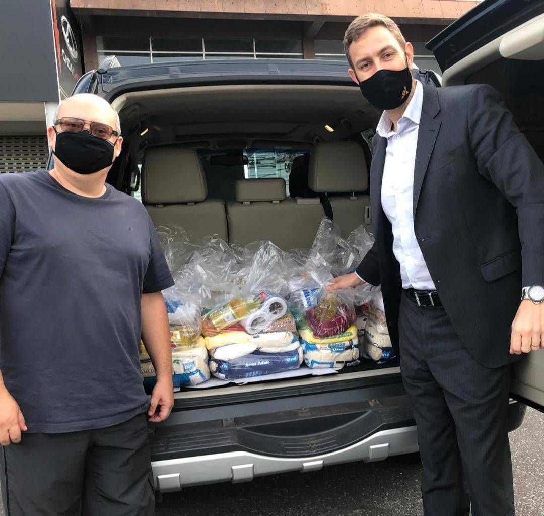 O Rotary Club Belo Horizonte Oeste através dos companheiros Ronaldo Azzi e Vagner Rosa entregaram "CESTAS BASICAS" a Instituição " AMOR QUE CURA" - instituição que ajuda Adultos e Crianças no tratamento de Cancêr.