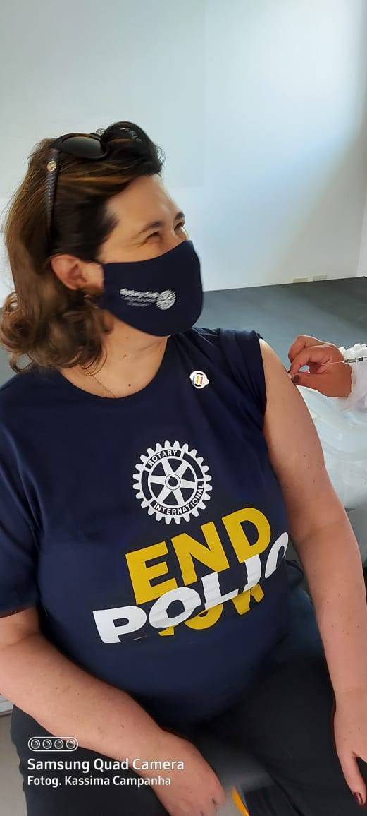 A Governadora Kassima recebendo sua primeira dose da vacina