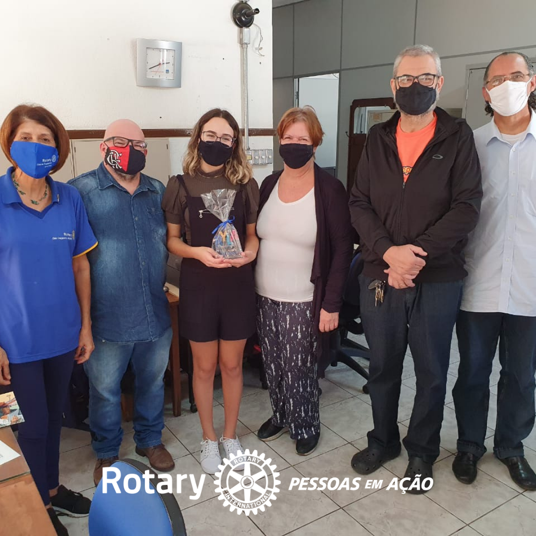 Ca. Fátima, Professores da ETEC e ao centro a aluna Leticia.