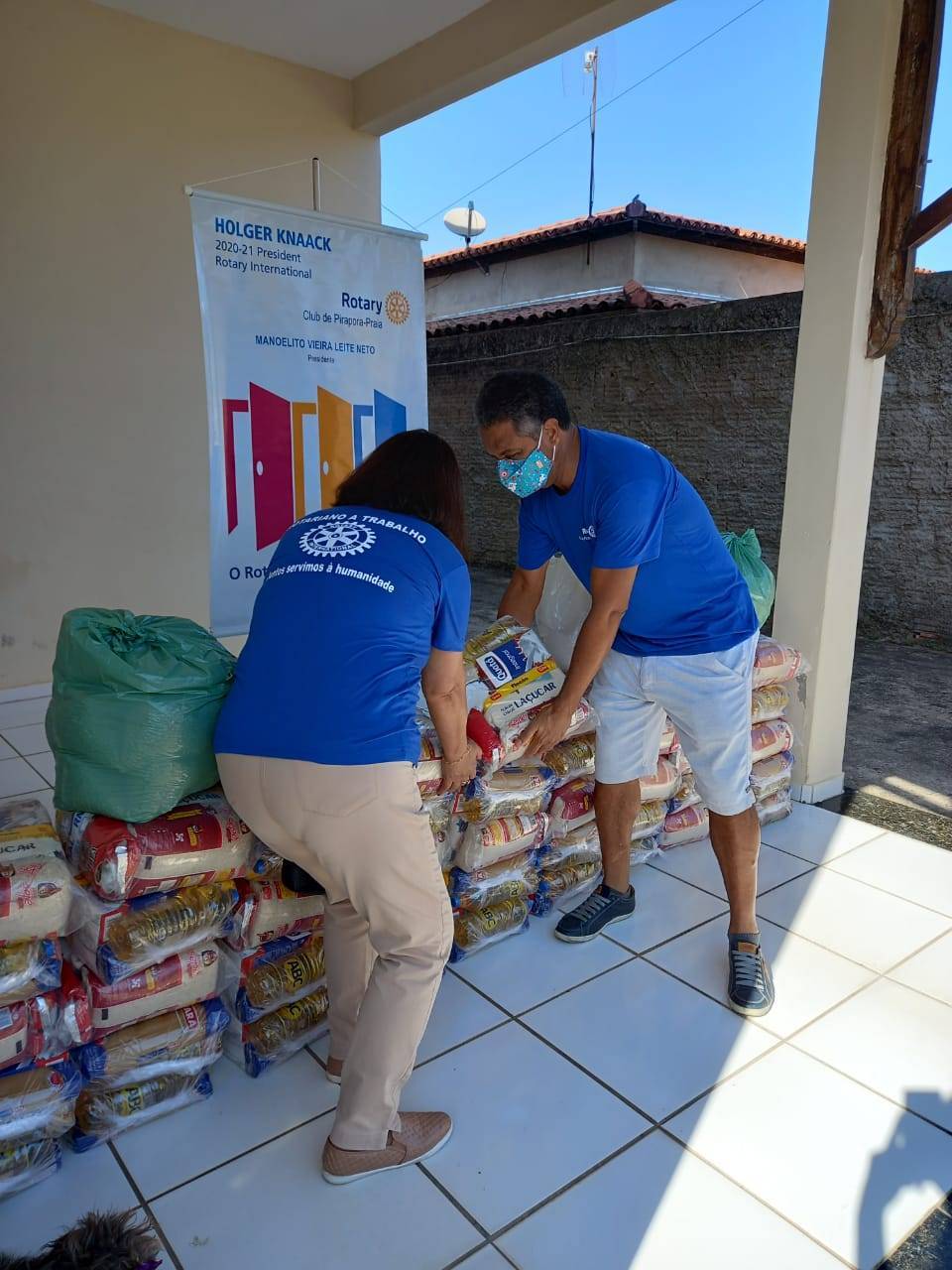 Associados organizam as cestas para doação. 