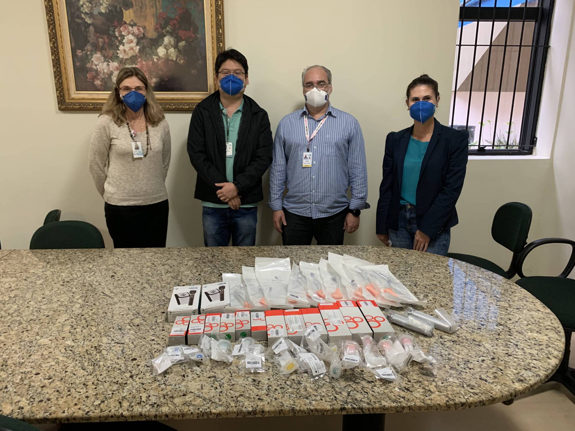 Entrega das doações para a pediatra do HCFMB.