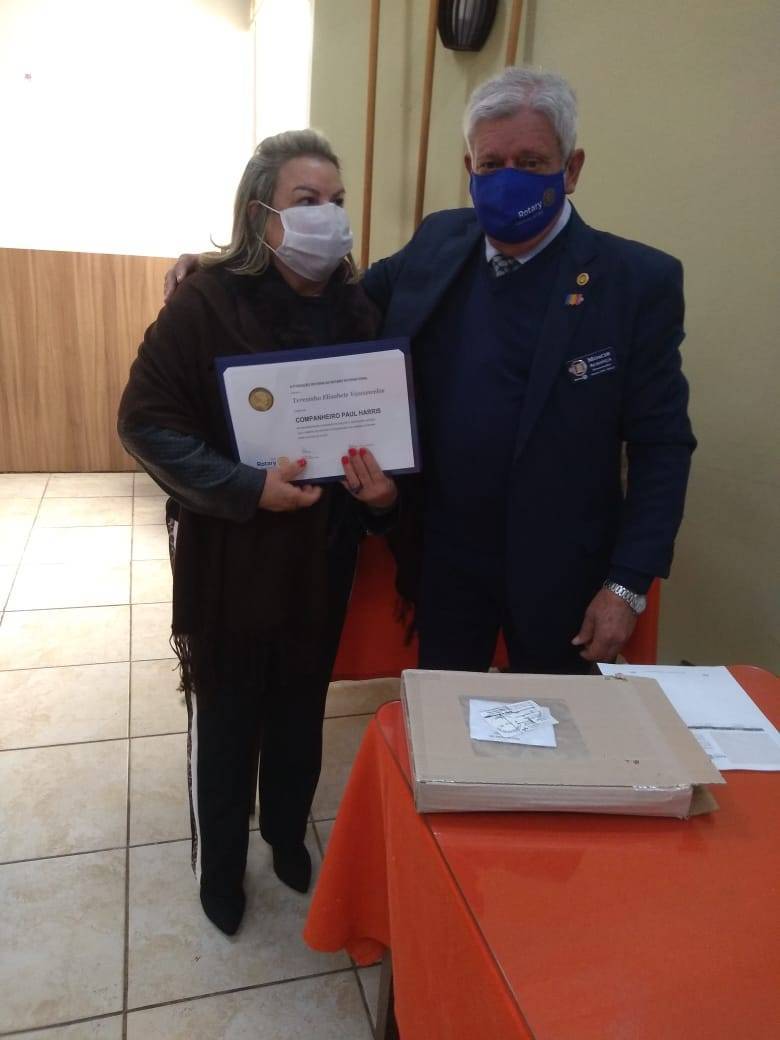 Governador do Distrito 4780, 2020-21 entregando Título Paul Harris a presidente do Rotary Club de Cachoeira do Sul Arrozais 2019-20 Teresinha Vasconcelos  