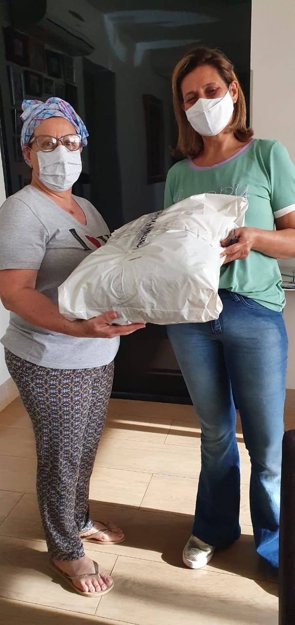 ROTARY 5 DE AGOSTO DOA FLANELAS PARA CONFECCIONAR AGASALHOS PARA CRIANÇAS CARENTES