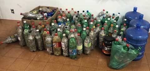 Vasilhas com os lacres doados