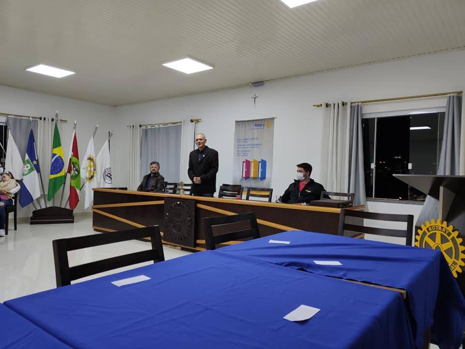 Presidente Paulo iniciando o Apresenta Rotary aos companheiros e convidados