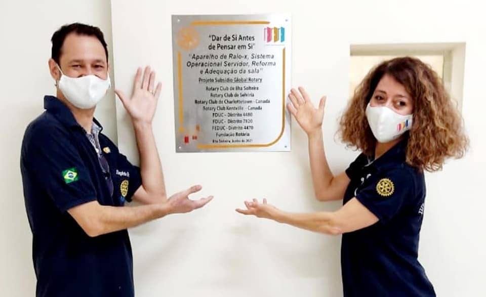 O Presidente do Rotary Rogério Barboni e Helen Barboni, Presidente da Casa da Amizade, na entrega do RX do Hospital Regional, encerrando a gestão 2020-21 com chave de ouro.