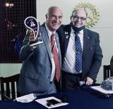 Co. Presidente 20-21, recebe troféu de Past Presidente das mãos do presidente 21-22, Antônio Marques Mesquita.