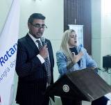 Diretor protocolo 20-21, Co. Josemar de Araújo, convoca os participantes para a mesa, junto à intérprete de libras Rosiane Gomes