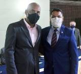 Co. Cássio Fermandes dando posse para mais um novo associado Co. Ronaldo Mello