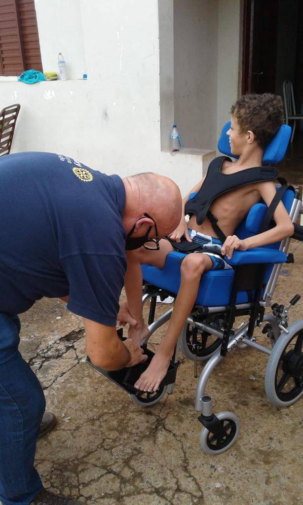 Entrega da cadeira de rodas especial pelo presidente Carlos G. Arabage para uma criança com Atrofia Muscular. 