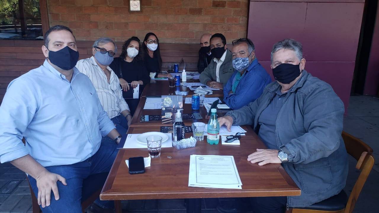 Hoje depois de 1 ano e meio realizando nossas reuniões de forma online,  com muita responsabilidade e segurança podemos fazer nossa primeira reunião de trabalho presencial da Gestão 21/22 com a nova Presidente Rosângela Leite e Vice Leticia Prata e nosso Conselho Diretor para traçar as metas para o cumprimento do nosso planejamento estratégico.  Com o novo lema rotário "Servir para Transformar Vidas" seguimos realizando o nosso melhor para as pessoas que mais precisam, com projetos bem estruturados pautados na ética e na responsabilidade social.#rotaryclubdetresrios #distrito4571 #servirparatransformarvidas