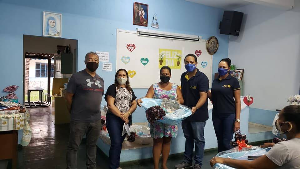 Rotary Club de Três Rios realiza ação "Um Dia das Mães para Recordar" Neste Dia das Mães podemos tornar o dia de mães gestantes e que acabaram de ganhar seu bebê ainda mais especial.Montamos um kit com muito carinho e presenteamos mães cadastradas no projeto do Centro Espírita Joana de Angelis na Vila Isabel.  10 kits completos com banheira,fralda, talco, toalha de banho,lenço umedecido e um kit de higiene bucal com escova, pasta e fio-dental.Nada nessa vida se constroi sozinho, tivemos muitos parceiros nessa ação, gostaríamos de agradecer ao atleta de futebol Guilherme Marques, que é trirriense e atualmente vem brilhando na China, a empresa Plumatex na pessoa do nosso companheiro Ronaldo Melo e de sua colaboradora Claudia Salvado, aos companheiros e amigos Fabio Loureiro e Fernando Silva e família  e a todos os associados do clube que vem se dedicando ao máximo nessa pandemia para servir ao próximo.  Além disso o kit de higiene bucal doado  pela Plumatex  será entregue para 30 mães que vivem em situação de rua através do projeto "Banho Solidário". Fica aqui nosso pedido para quem queira ajudar, o projeto acontece durante todo o ano e só entrar em contato com responsável Daura Alves.#felizdiadasmães #rotaryclubdetresrios #serviraoproximo #distrito4571 #rotaryabreoportunidades #maesgestantes #tresrios