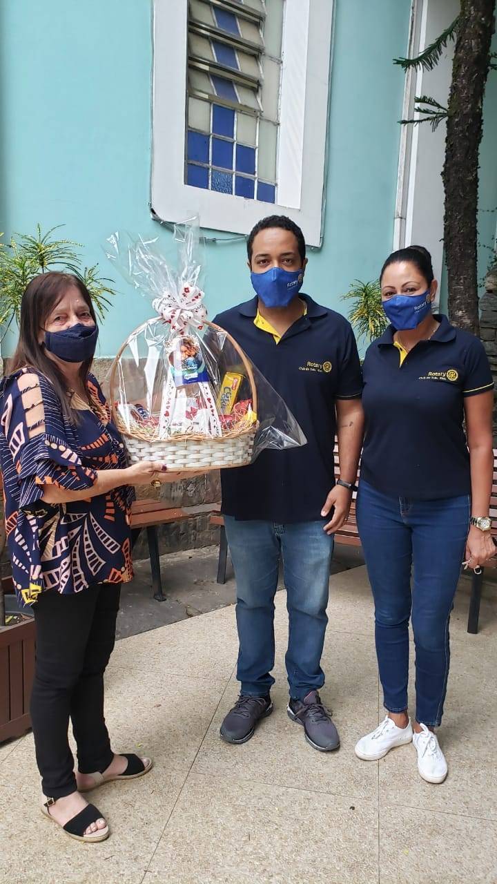 Ser mãe já é muito especial, agora ser mãe e profissional de saúde na pandemia se torna incrível. Hoje nosso clube homenageou com uma cesta de biscoitos e chocolates a primeira profissional de saúde vacinada em Três Rios Adelaide Batitucci, que ao longo de todos esses anos vem vacinando crianças e gestantes no setor de imunização com muita atenção e cuidado, com esse simples gesto queremos agradecer a todas as mães que saem de seus lares,deixam seus filhos para salvar vidas. Uma mãe, avó e profissional de saúde exemplar que tem o carinho de todos que convivem com ela. Agradecenos a Clinica Proscan na pessoa do nosso companheiro Dr.Fernando Mariz que foi nosso grande parceiro nessa ação. #rotaryclubdetresrios #rotaryabreoportunidades #diadasmães #distrito4571 #profissionaldasaúde #unidospelavacina