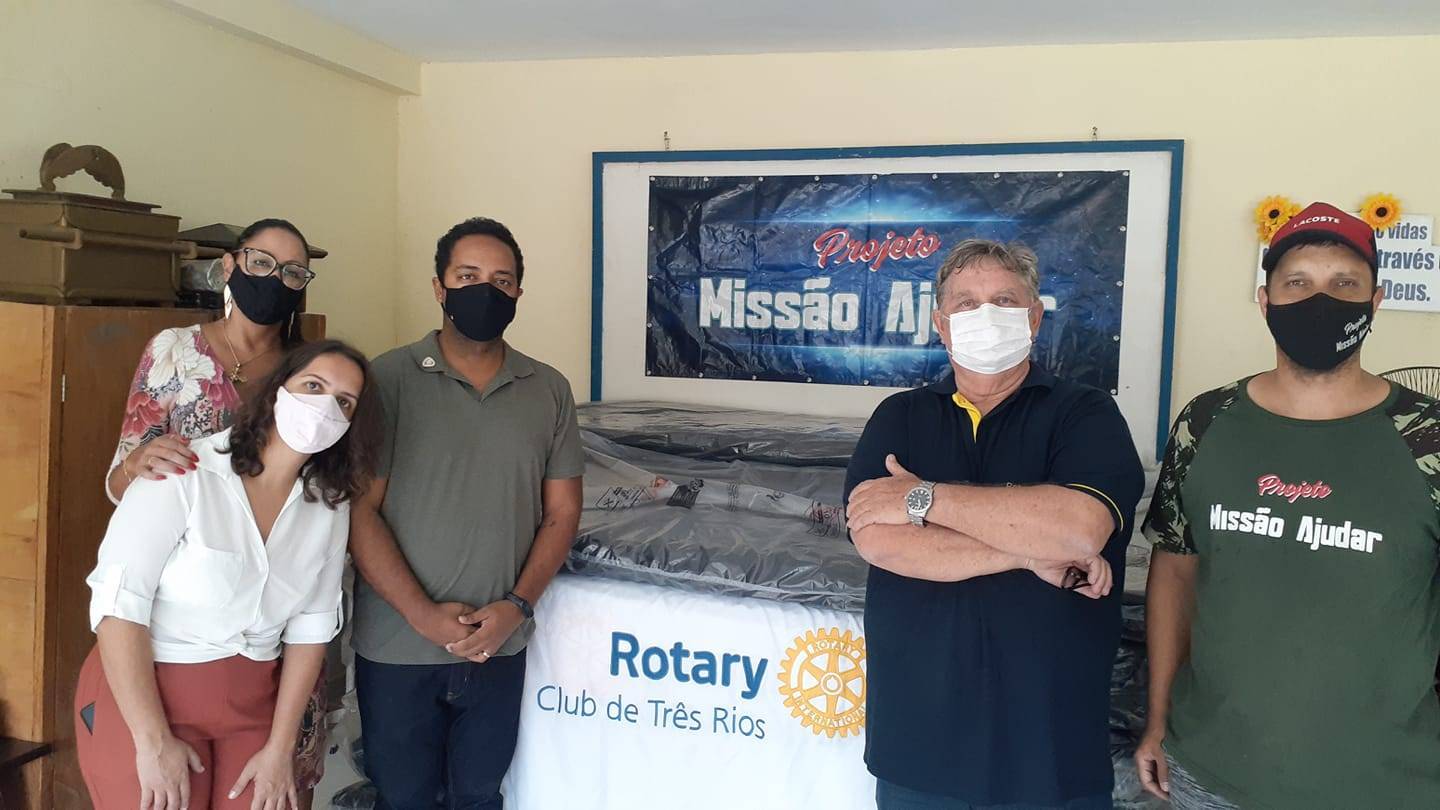 ROTARY CLUB DE TRÊS RIOS EM PARCERIA COM EMPRESA PLUMATEX DOA COLCHÕES PARA MISSÃO AJUDAR Servir é o nosso lema, na semana passada quando fomos levar as caixas de leite na Instituição Missão Ajudar podemos notar o estado ruim dos colchões para os 20 internos, a gestora do local Pastora Eliane nos pediu ajuda e prontamente com total apoio do nosso companheiro rotariano Ronaldo, proprietário da empresa Plumatex conseguimos os colchões e hoje realizamos a entrega. #rotaryabreoportuninades #distrito4571 #serviraopróximo #missaoajudar #juntossomosmaisfortes