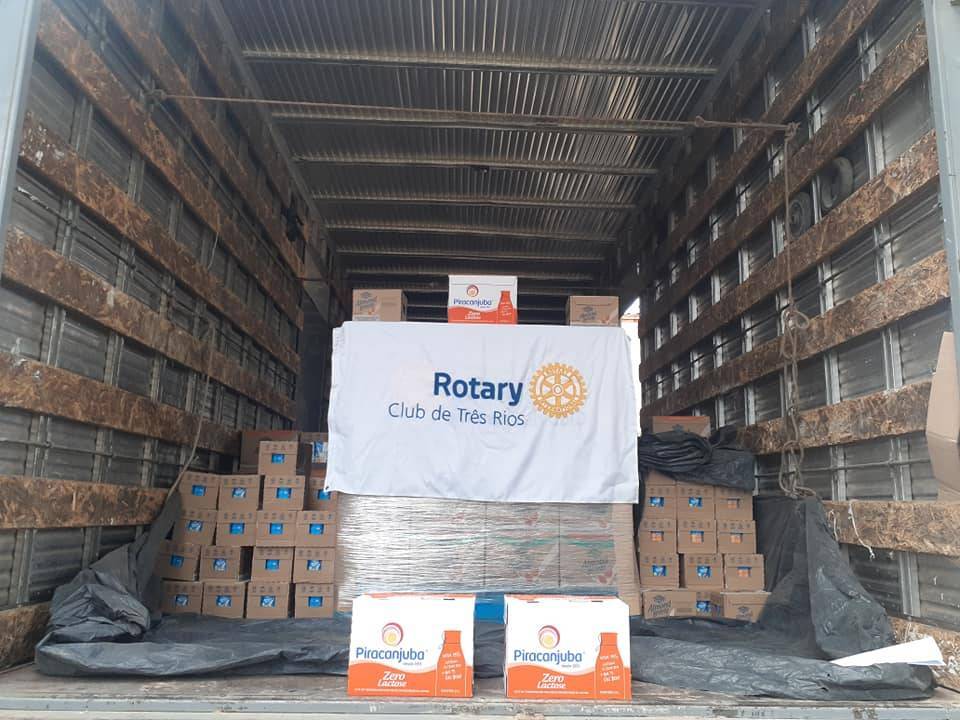 Rotary Club de Três Rios realiza doação de 3000 litros de leite para instituições da região  Foi realizado nesta quarta-feira (14) por parte do Rotary Club Três Rios em parceria com a empresa Piracanjuba que tem sua fábrica na cidade de Três Rios-RJ , a doação de 3000 litros de leite em 250 caixas com 12 unidades cada. As instituições atendidas foram Asilo São Jorge, Asilo Carlota Pereira Louro, APAE Três Rios, Luz do Amanhecer, Missão Ajudar, Centro Espírita Caridade e União, Centro Espírita Joana de Angelis na cidade de Três Rios e o Instituto Imaculado Coração de Maria (Seminário) e Lar Vicentino na cidade de Paraiba do Sul.  No município o Rotary Club de Três Rios está presente com diversos projetos à comunidade desde 1953, há 68 anos servindo a quem mais precisa. Desde o início da pandemia da Covid-19 o clube vem realizando ações como distribuição de máscaras, álcool em gel, aventais, cestas básicas, leite, colchões, material de higiene e limpeza para o poder público e instituições. Essa foi a segunda doação de leite em parceria com a Piracanjuba, a primeira foi no início da pandemia em 2020, totalizando quase 500 caixas de leite e mais de 5000 litros de leite. #rotaryabreoportunidades #distrito4571 #leite #amoraopróximo #dardesi