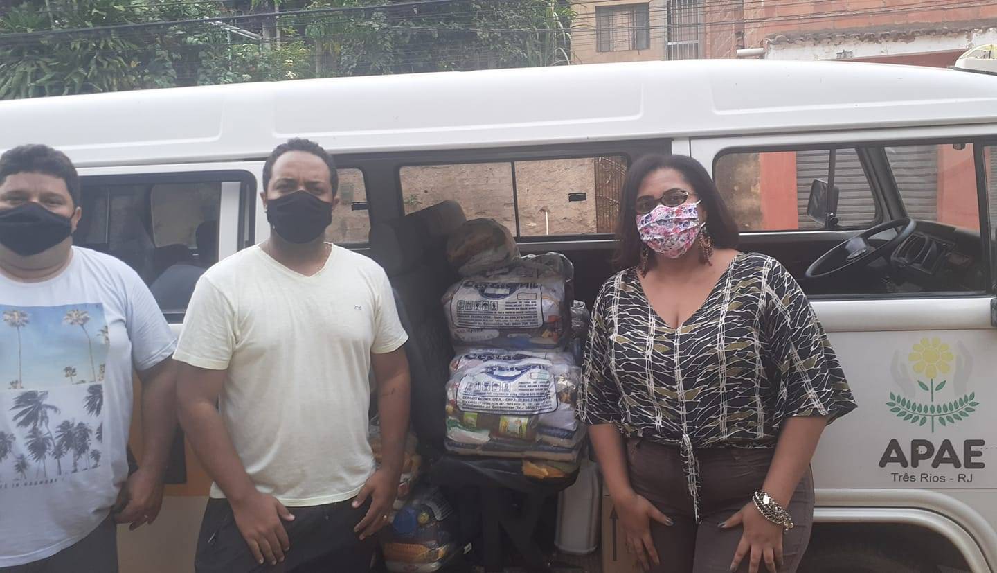 O Rotary Club de Três Rios vem fazendo a diferença na vida das pessoas ajudando instituições e famílias em situação de vulnerabilidade social.  Mais uma vez conseguimos atender as demandas da APAE Três Rios com a doação de cestas básicas, cloro e desinfetante para amenizar os efeitos da Covid-19. #rotaryclubdetresrios #combateaocovid19 #rotaryabreoportunidades #dardesisempensaremsi #apaetresrios