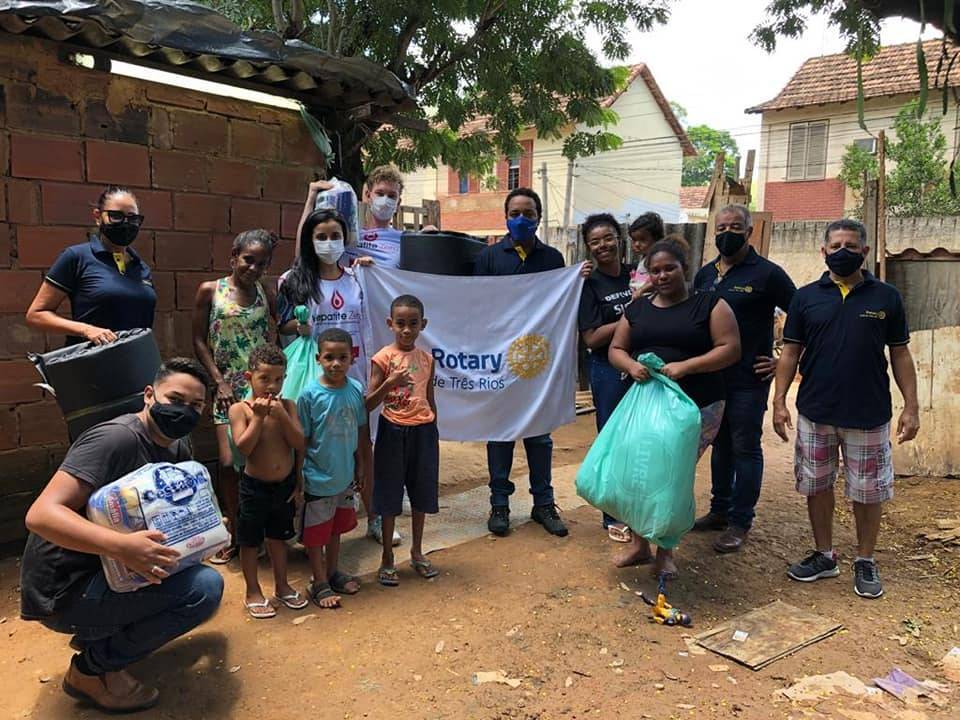 Desde o primeiro dia após a chuva torrencial que caiu em nossa cidade o Rotary Club Três Rios colocou seu lema em prática SERVIR, isso que todos os companheiros vem realizando, mobilizamos uma campanha de arrecadação de alimentos, roupas de cama,mesa e banho, travesseiros, material de limpeza para atender as famílias.  Nos deparamos com situações muito tristes, pessoas morando em situações insalubres, não só vítimas da chuva, como também pessoas que já vinham passando dificuldade pela pandemia.  Gostaríamos de agradecer a todas empresas parceiras,pessoas que colaboraram com nossa campanha e dizer que o trabalho no bem continua. #pessoasemação #rotaryclubdetrêsrios #empatia #olharpelopróximo #distrito4571 #fazerobem #rotaryabreoportunidades