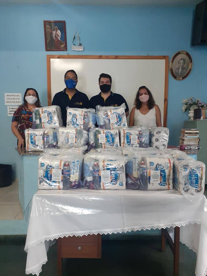 O Rotary Club de Três Rios vem atuando desde o inicio da pandemia na prevenção da Covid-19,sempre buscando empresas parceiras e captando recurso com a Fundação Rotária para ajudar instituições e poder público neste momento difícil que atravessamos.  Foi realizado hoje a entrega de 23 kits de higiene para Sociedade Espírita Joana de Angelis e 55 kits para Centro Espírita Francisco de Assis que serão doados para famílias carentes do nosso município em projetos já realizados pelas instituições.  Além disso entregamos 30 kits para moradores em situação de rua em parceria com Projeto Banho Solidário.  Lembrando que o Coronavirus já nos levou mais de 175.000 vidas no Brasil, temos que manter o cuidado usando máscara, lavando bem as mãos e passando álcool em gel. #rotaryclubdetresrios #rotaryabreoportunidades #distrito4571 #combateaocoronavirus