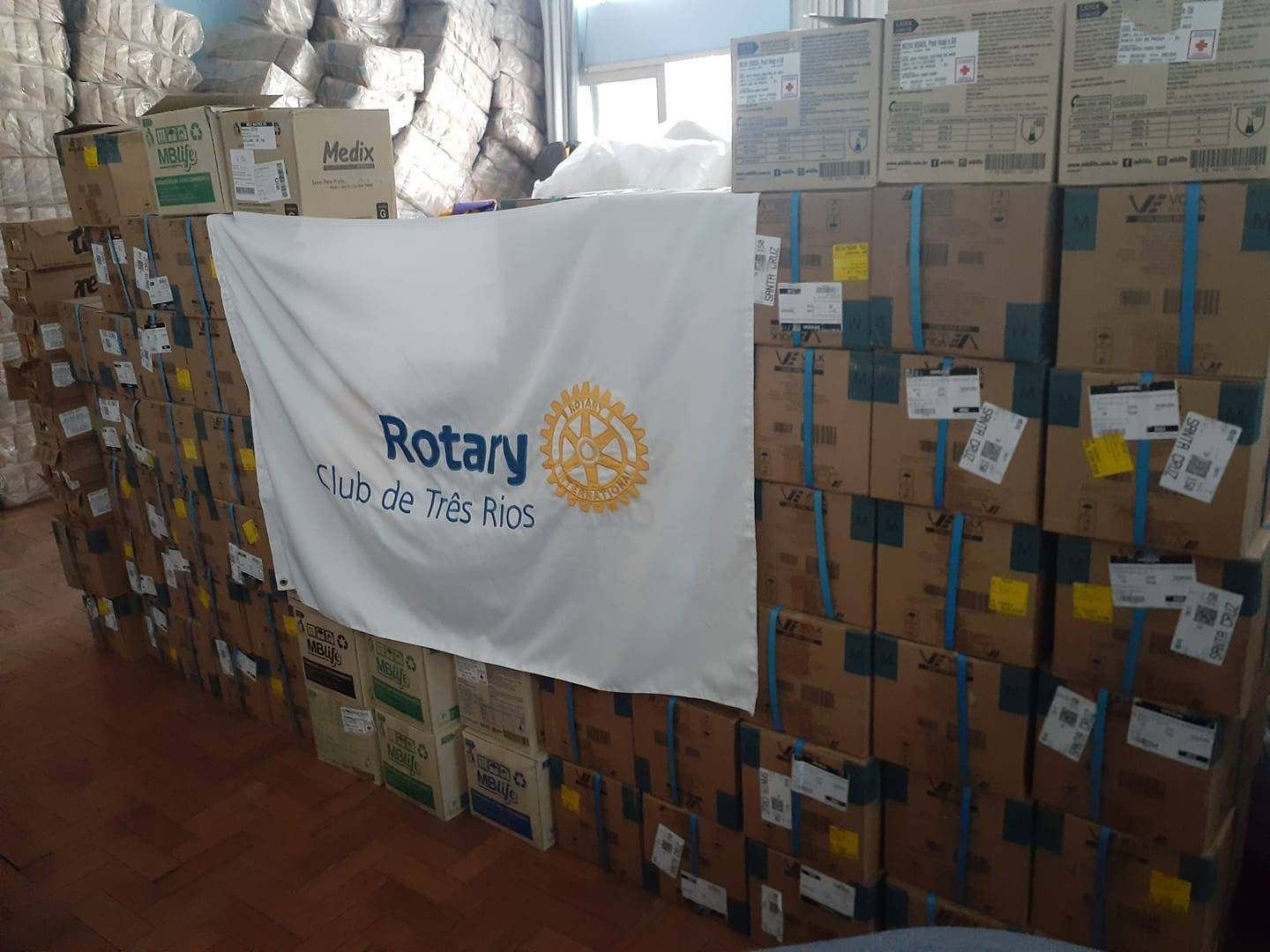 Realizamos hoje mais uma ação de combate ao Covid-19, desde o início da pandemia o Rotary entrou em ação com seus associados para amenizar toda essa situação que vivemos mundialmente.  Foram entregues para secretaria de Saúde do município de Três Rios 80.700 luvas de procedimento em parceria com a empresa JBS que serão utilizadas na UPA e no Centro de Triagem do Covid. Vamos continuar buscando captar recursos e realizando projetos que visam atender à nossa sociedade.  #RotaryAbreOportunidades #distrito4571 #coronazero #fazendoanossaparte