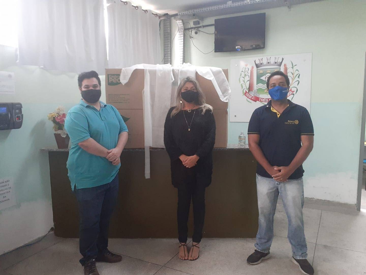 Hoje entregamos 190 aventais específicos para combate ao Covid-19 para Secretaria de Saúde do município.  Pensamos na segurança dos profissionais de saúde que estão na linha de frente nesta pandemia.Esse recurso é fruto de projeto aprovado pelo nosso clube na Fundação Rotária.  Gostaríamos de agradecer a secretária de Saúde Alessandra Ferreira por toda atenção nas informações necessárias para que os materiais pudessem ser entregues. #rotaryabreoportunidades #distrito4571 #rotaryclubtrêsrios